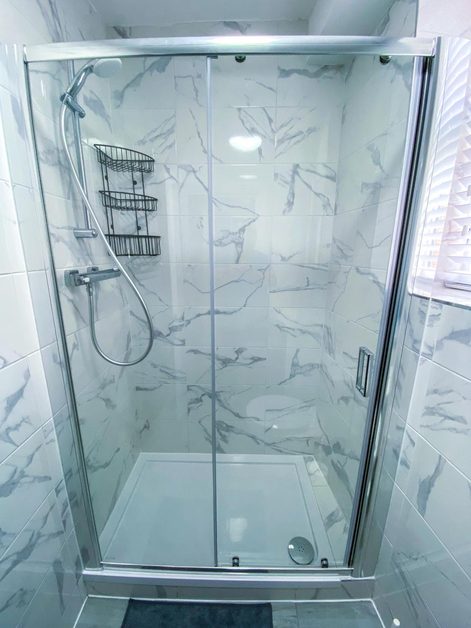 Modern 1-Bedroom Flat, 5 Guest, London - F2 Kültér fotó
